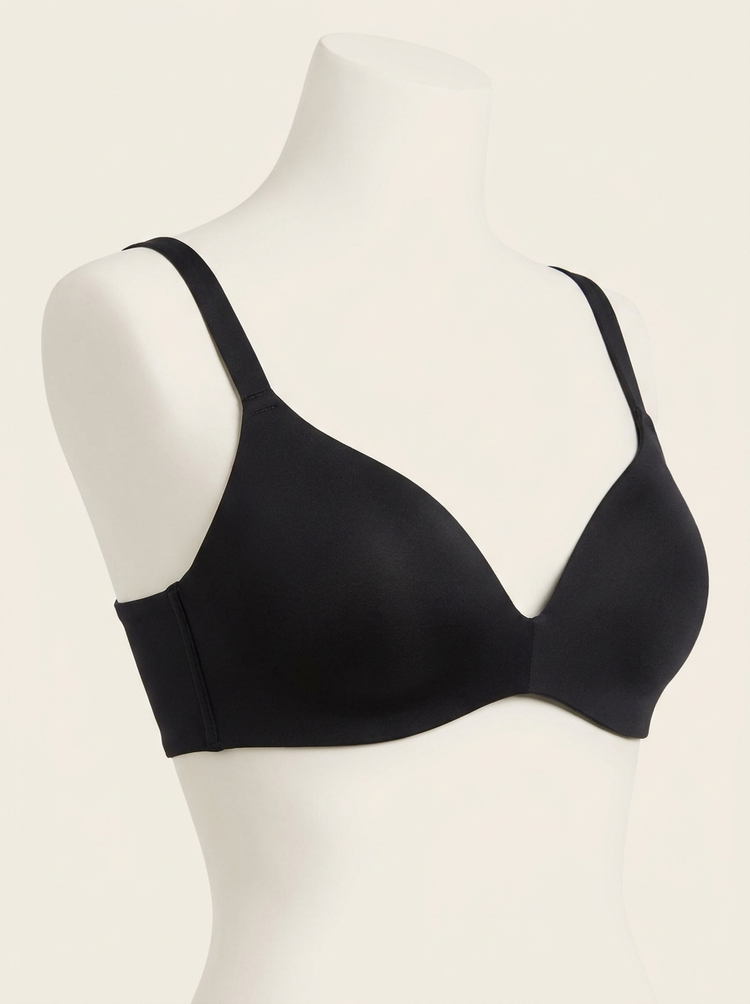 Sujetador push-up sin aro negro sobre maniquí invisible, copa lisa premoldeada