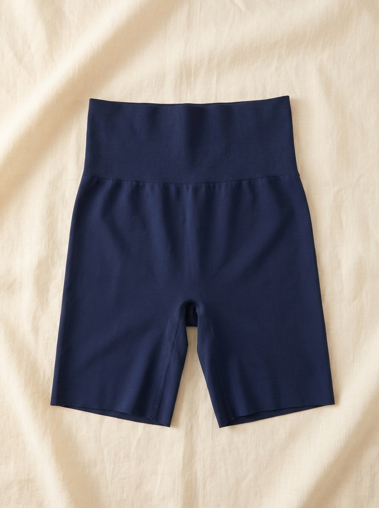 Short moldeador en marino, extendido en plano