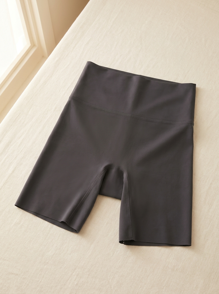 Short moldeador en grafito, extendido en plano