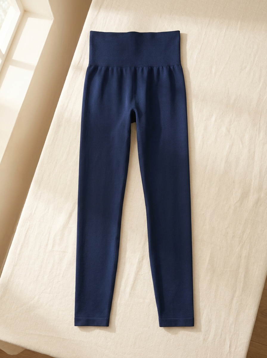 Legging moldeador Velara en marino, extendido en plano
