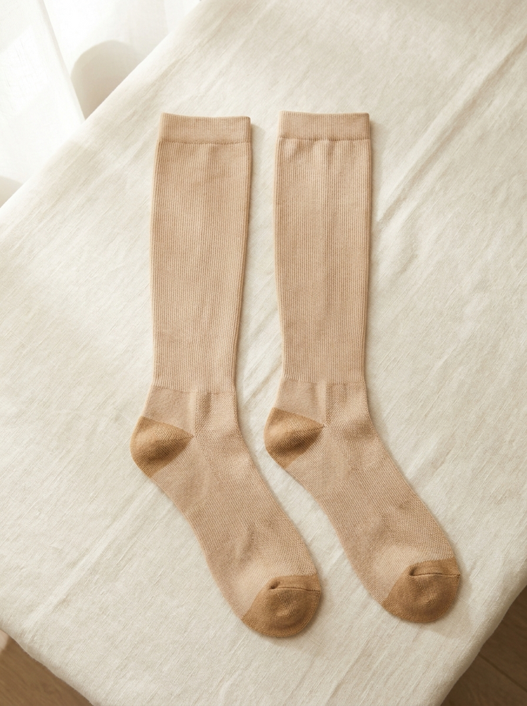 Calcetines de compresión Velara en beige, par extendido en plano