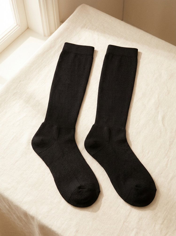 Calcetines de compresión Velara en negro, par extendido en plano