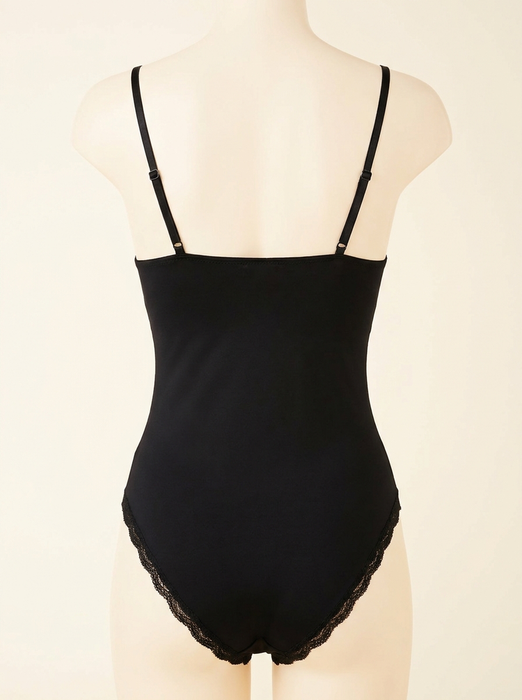 Espalda del body: tirantes finos regulables y punto liso