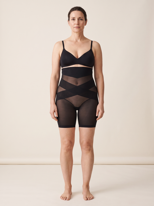 Faja short moldeadora de cintura alta en negro, vista frontal sobre modelo