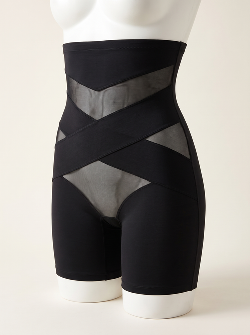 La faja short negra sobre maniquí: bandas cruzadas en X y paneles de malla transparente